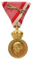 1890. Ferenc József Bronz Katonai Érdemérem aranyozott Br kitüntetés a katonai érdemkereszt szalagján, eredeti, szép állapotú ZIMBLER WIEN VII - K.U.K. HOF-LIEFERANT BURGGASSE 33 gyártói tokban T:1- / Hungary 1890. Medal for Military Merit (Signum Laudis) gold plated Br decoration with ribbon, in original well preserved ZIMBLER WIEN VII - K.U.K. HOF-LIEFERANT BURGGASSE 33 makers case C:AU NMK 245.