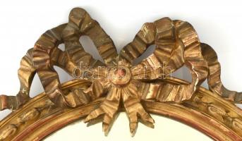 Klasszicista ovális tükör metszett üveggel, aranyozott, faragott fa kerettel. Kis sérülésekkel a far...