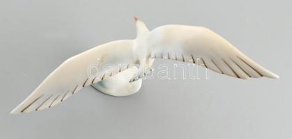 Hollóházi porcelán sirály, kézzel festett, jelzett, két helyen mázhibával. 19x23 cm