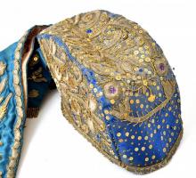 Díszes hímzett selyem főkötő, 1893-as évszámmal, fém rátétetekkel, h: 88 cm + Antik női cipő, bőr, h...