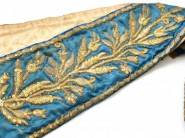 Díszes hímzett selyem főkötő, 1893-as évszámmal, fém rátétetekkel, h: 88 cm + Antik női cipő, bőr, h...