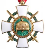 1943. "A Magyar Szent Korona-rend lovagkeresztje hadidíszítménnyel és kardokkal" aranyozot...