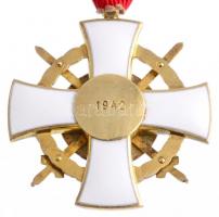 1943. "A Magyar Szent Korona-rend lovagkeresztje hadidíszítménnyel és kardokkal" aranyozot...