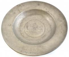 Antik, XVIII. v. XIX. sz. ón tányér, peremén WS és HS monogramokkal valamint címerrel gravírozott, jelzett, kisebb horpadásokkal, kopásokkal, d: 31 cm / Antique tin plate