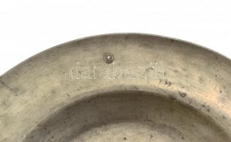 Antik, XVIII. v. XIX. sz. ón tányér, peremén WS és HS monogramokkal valamint címerrel gravírozott, j...