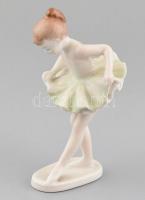 Hollóházi porcelán balerina, kézzel festett, jelzett, két helyen apró lepattanással. m: 13 cm