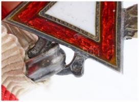 1916. "A Katonai Érdemkereszt III. Osztálya hadidíszítménnyel és kardokkal" fülön jelzett,...