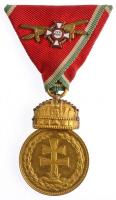 1922. Magyar Koronás Bronzérem hadiszalagon, kardokkal, az elmaradt elmaradt Katonai Érdemkereszt III. osztályának (hadidíszítménnyel) szalagdíszítményével aranyozott Br kitüntetés mellszalagon, eredeti tokban T:2 aranyozás kissé kopott a koronán / Hungary 1922. Hungarian Bronze Medal with the Holy Crown with swords on war ribbon and with the miniature of the missing Military Merit Cross, 3rd class with war decoration gold plated Br decoration with ribbon, in original case C:XF gold plating slightly worn on the crown NMK 417.