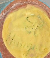 Gorka Lívia (1925-2011): Zöld, narancs, fehér halas váza. festett mázas kerámia, jelzett, kis mázlep...