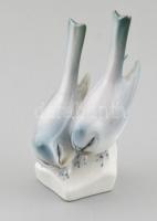 Zsolnay porcelán madár pár, kézzel festett, jelzett, apró kopással. m: 12 cm