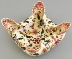 Zsolnay historizáló stílusú, áttört dísztál. Virág mintákkal festett, jelzett, máz alatti kék család...