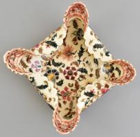 Zsolnay historizáló stílusú, áttört dísztál. Virág mintákkal festett, jelzett, máz alatti kék család...