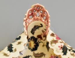 Zsolnay historizáló stílusú, áttört dísztál. Virág mintákkal festett, jelzett, máz alatti kék család...