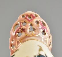 Zsolnay historizáló stílusú, áttört dísztál. Virág mintákkal festett, jelzett, máz alatti kék család...