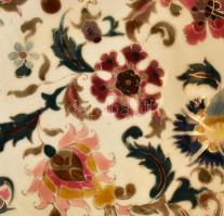 Zsolnay historizáló stílusú, áttört dísztál. Virág mintákkal festett, jelzett, máz alatti kék család...