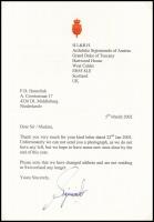 Sigismondo von Habsburg (1966-) autográf aláírása és gépelt sorai fejléces dombornyomott levélpapíron. Lapra montírozva (nem ragasztva). / Archduke Sigismund (Sigismondo) of Austria (1966-) autograph signature on a letter. Mounted (not glued) on a piece of paper.