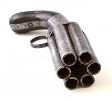 Hat csövű u.n. borsszóró pisztoly. 1826-1850 között. Jelzés nélkül, csak egy beütött 15-ös számmal, ...