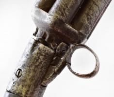 Hat csövű u.n. borsszóró pisztoly. 1826-1850 között. Jelzés nélkül, csak egy beütött 15-ös számmal, ...