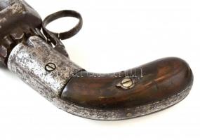 Hat csövű u.n. borsszóró pisztoly. 1826-1850 között. Jelzés nélkül, csak egy beütött 15-ös számmal, ...