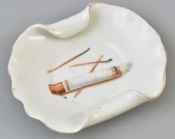 Zsolnay porcelán hamutál Abdulla cigaretta és gyufák képével. Matricás, jelzett, kopásokkal. 12x10 cm