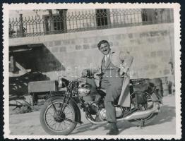 cca 1940 Ariel motor és vezetője, fotó, 6×8 cm