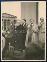 cca 1950 Rákosi Mátyás tapsol egy emelvényen a Hősök terén politikustársai körében, 5,5×4 cm