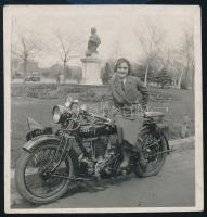 cca 1930 Hölgy AJS motoron, fotó, 6×5,5 cm