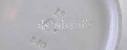 2 db Alt Wien kagyló formájú kínáló tál. Kézzel festett, jelzett, kopásokkal. egyiken kis lepattanás...