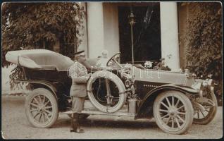 1913 A kis sofőr, gyerek automobilban, fotólap, felületén törésnyom, 14×8,5 cm