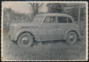 cca 1940 Kocsival a kertben, felületén törésnyomok, 8,5×12 cm