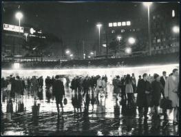 cca 1980 Budapest este, Baross téri aluljáró, hátoldalon feliratozott sajtófotó, 9×12 cm