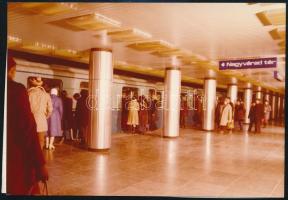 1977 Budapest, átadták a 3-as metróvonal első szakaszát, feliratozott színes sajtófotó, 8×12 cm