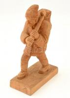 Kun János, Zilah: Favágó. Faragott fa szobor. Jelzett. 26 cm