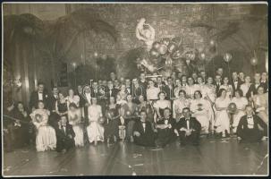 1935 Bp., Sajtó táncest a Gellért Szálló márványtermében, hátoldalon feliratozott fotó Dískay műterméből, felületén törésnyomok, 11×17 cm