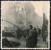 1956 Budapest, tank az utcán, fotó, 11×11 cm