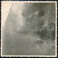 1956 Budapest, szálló füst az utcán, fotó, 11×11 cm