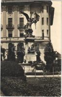 Budapest I. Honvéd szobor az 1848-i szabadságharc emlékére a Dísz téren