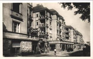 Budapest II. Rózsadomb, Gróf Mailáth paloták a Keleti Károly utcában, Rádió Antenna villanyszerelő, illatszerek és háztartási cikkek, Forum üzlet, autó. Ákontz dohányáruda kiadása