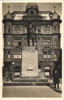 Budapest VIII. Baross utca, Korányi-Fröhlich lakatosáru és redőnygyár, 32-es Mária Terézia házi ezred hősi emlékszobra, takarékpénztár (fl)