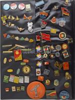 82db-os külföldi jelvénygyűjtemény műbőr mappában T:1-2 82pcs of foreign badges in faux leather folder C:UNC-XF