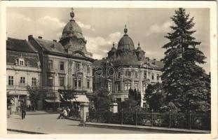 1942 Kolozsvár, Cluj; Mátyás király tér, Bányay és Székely üzlete, Fonciere biztosító, hirdetőoszlop, rendőr / square, shops, policeman, insurance company