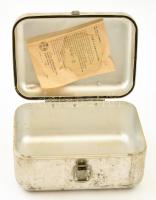 Elsősegély retro fém mentődoboz fém csattal, tartalom nélkül, kopott, 16x22x12 cm