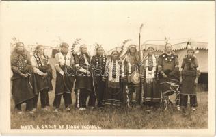 A group of Sioux Indians. photo / Sziú indiánok
