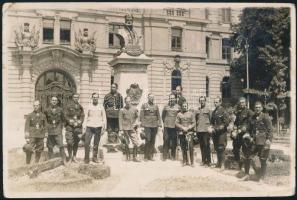 1933 Pécs, az 1. századhoz beosztott tisztek és nyolcadévesek nevesített , feliratozott fotó. 11x7 cm