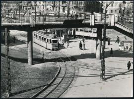 1959 Budapest, Moszkva téri villamosforgalom, fotó,kis folttal, 13×18 cm