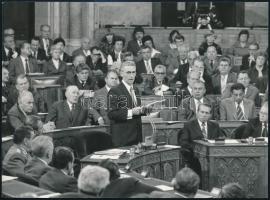 1980 Lázár György, a Minisztertanács elnöke élénk érdeklődés mellett terjeszti elő a kormány programját, hátoldalon feliratozott, publikált fotó, 13×18 cm