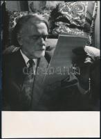 1960 Kodály Zoltán (1882-1967) zeneszerző zenetudás kottát tanulmányoz, fotó, 17,5×12,5 cm
