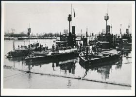 cca 1905 A Dunai Flottila Maros és Leitha monitora, valamint egy g típusú őrnaszád a kikötőben, a 80-as években eredeti negatívról előhívott fotó, 13×18 cm