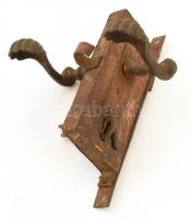 Antik, feltehetően XIX. sz. míves fém ajtózár két kilinccsel, kulccsal, rozsdás, nem működik, m: 28 cm