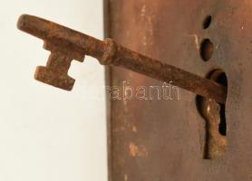 Antik, feltehetően XIX. sz. míves fém ajtózár két kilinccsel, kulccsal, rozsdás, nem működik, m: 28 ...